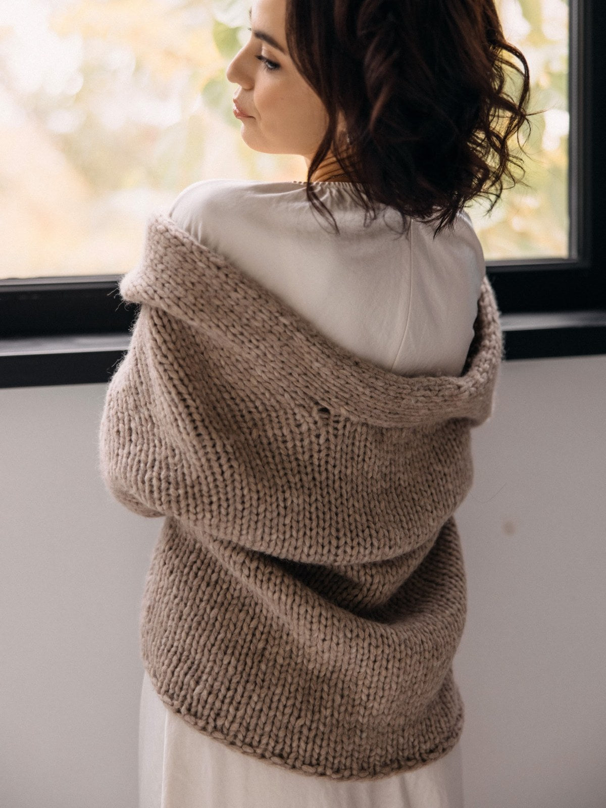 Consuelo marron clair – vue de dos, col enveloppant – ITA-ITO Knitwear