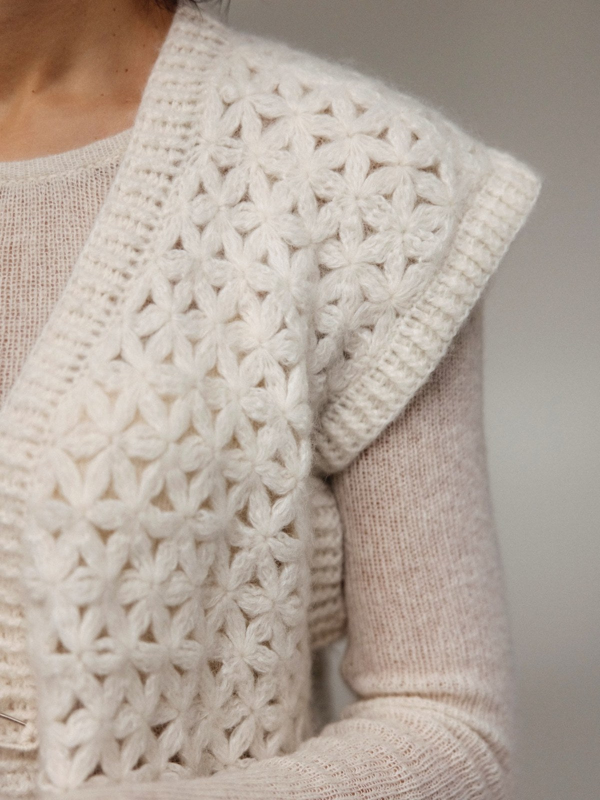 Gilet Estrella blanc – détail de l'épaule et de la bordure côtelée – ITA-ITO Knitwear
