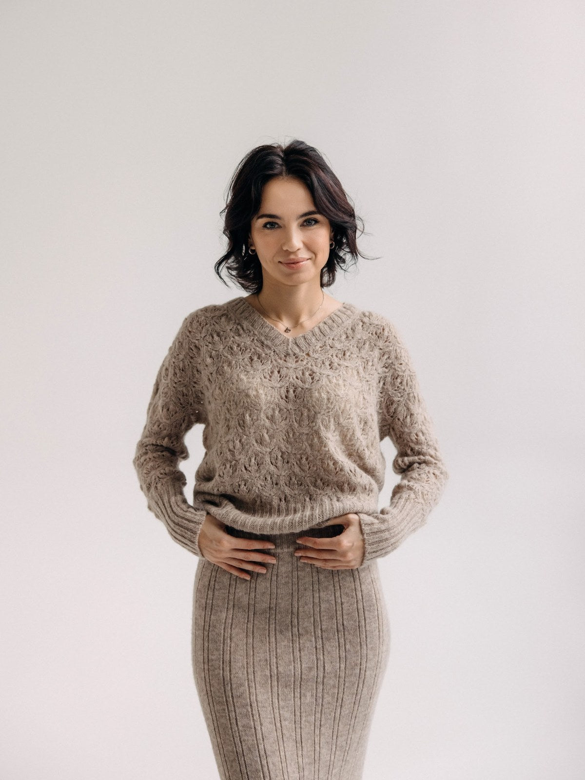 Pull Patricia marron clair en baby alpaga, maille ajourée et col V