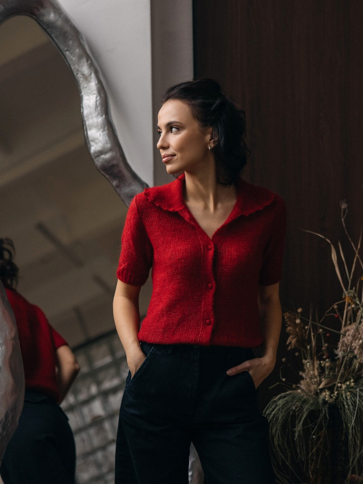 Brisa rouge en baby alpaga et mérinos, porté avec un pantalon noir