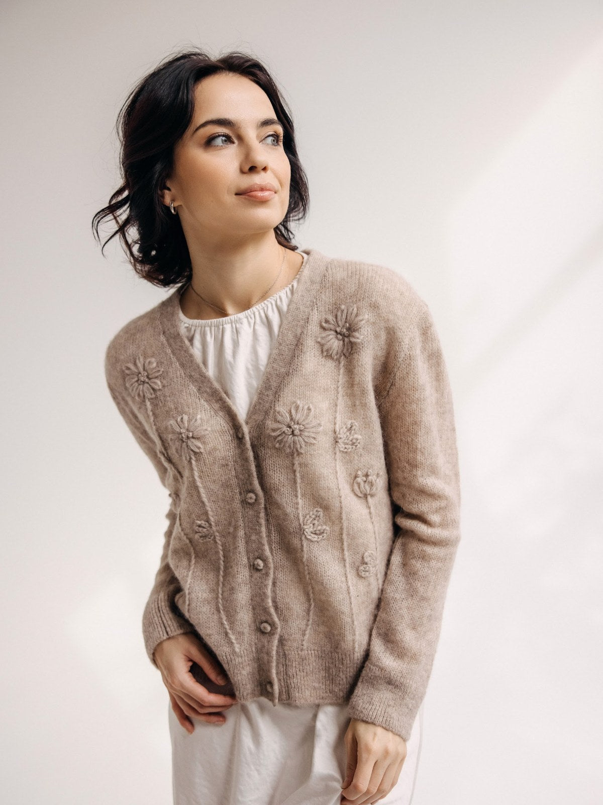Cardigan Margarita marron clair en baby alpaga, fleurs brodées main