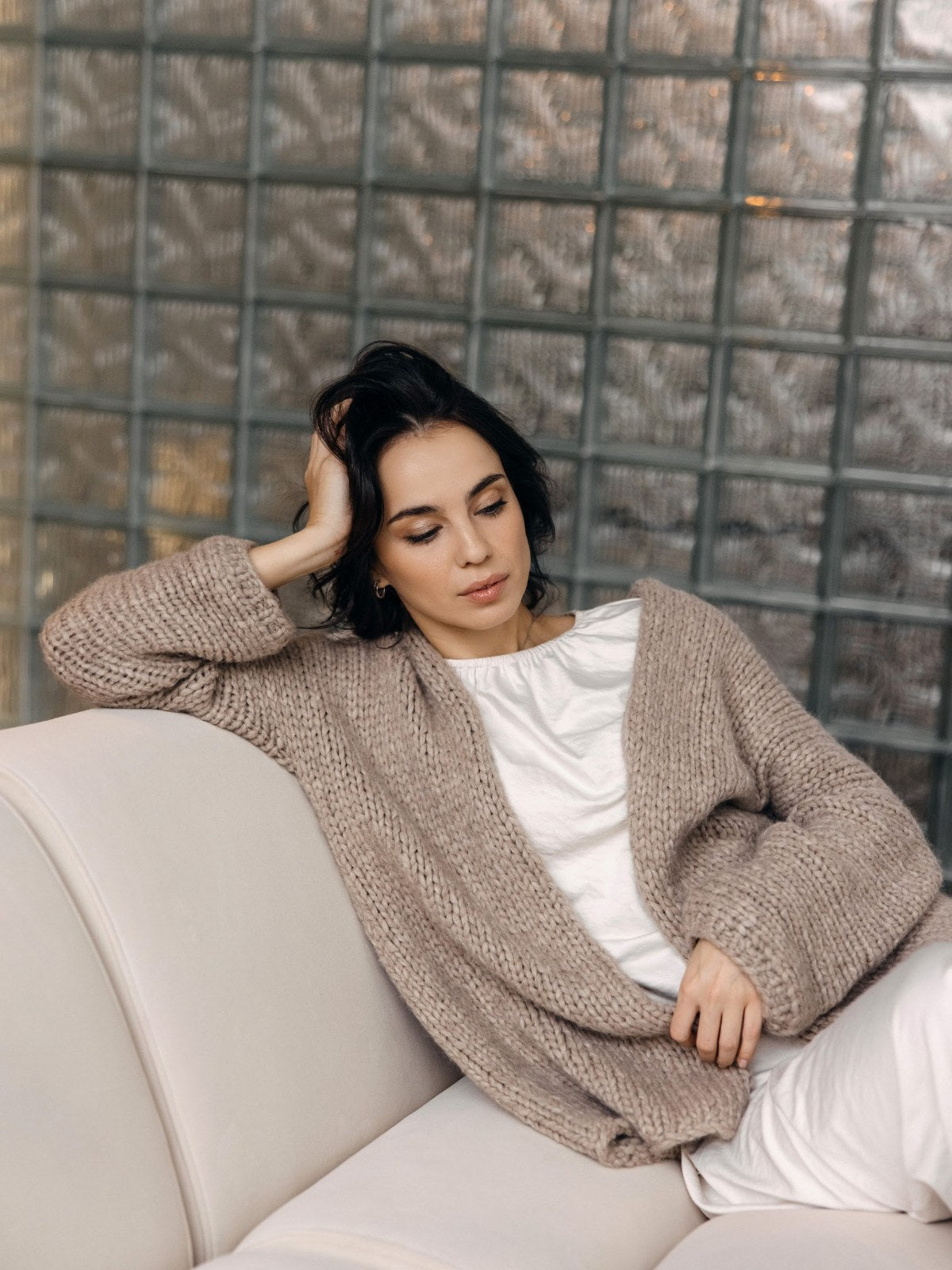 Consuelo marron clair en baby alpaga et mérinos, porté ouvert – ITA-ITO Knitwear