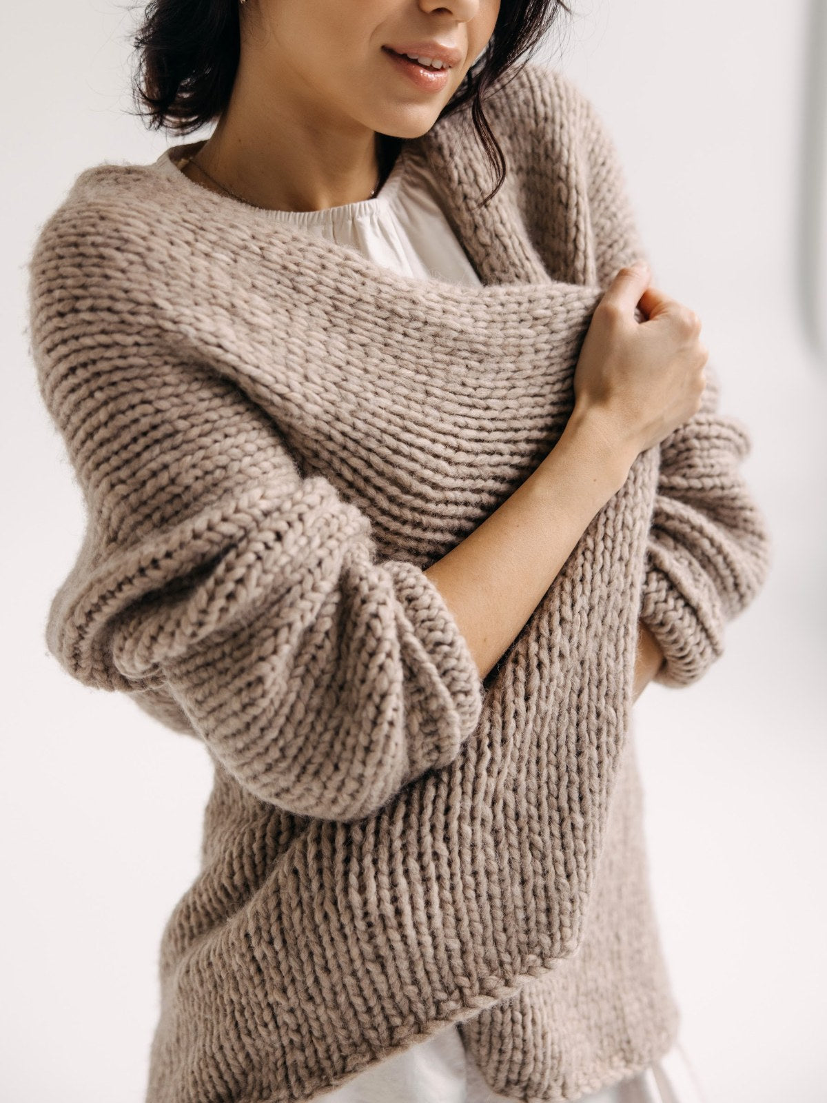 Consuelo marron clair – gros plan sur la maille tricotée main – ITA-ITO Knitwear