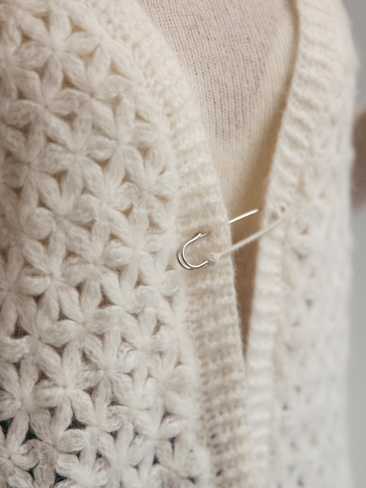 Gilet Estrella blanc – détail du motif d'étoiles – ITA-ITO Knitwear