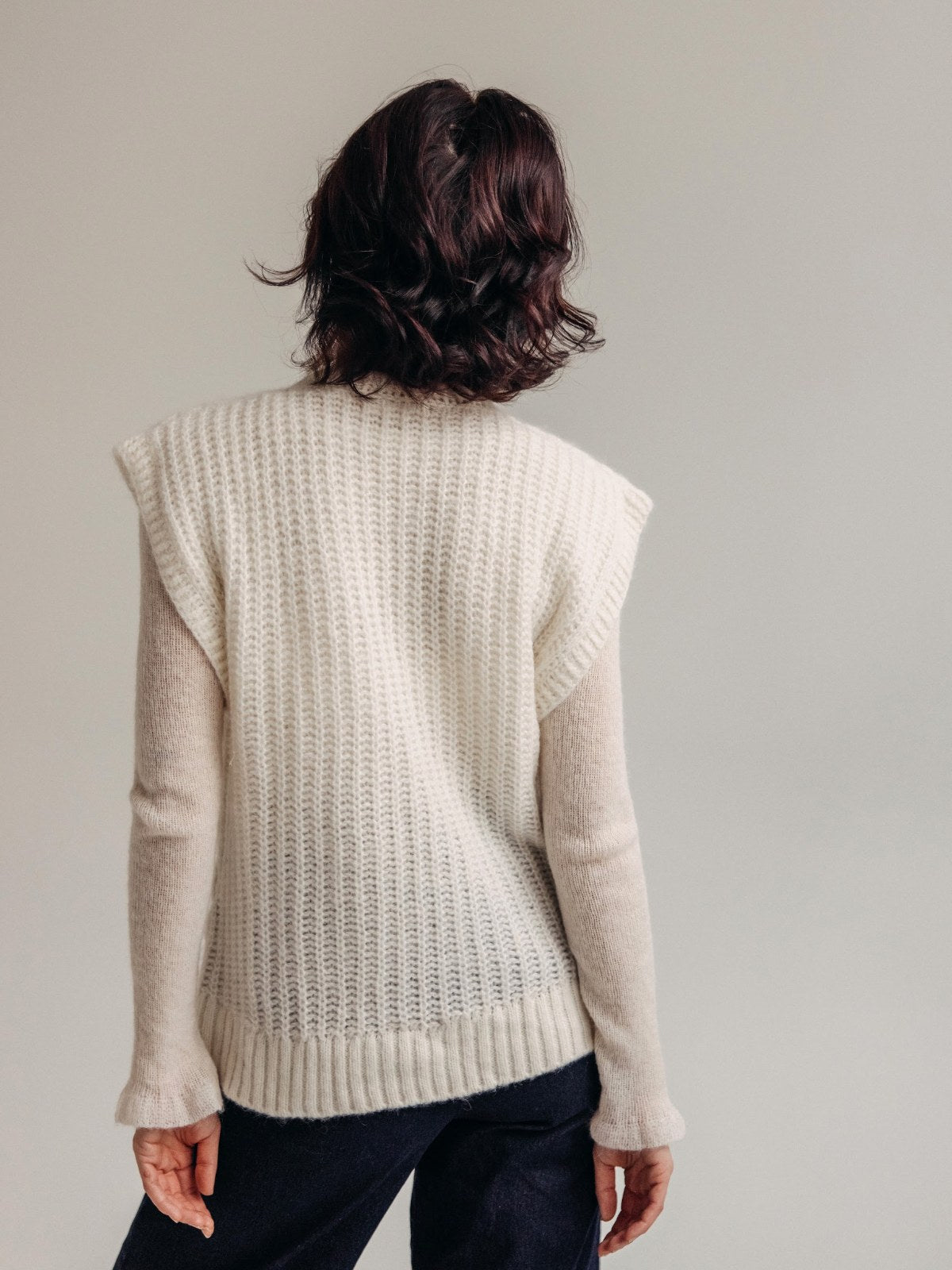 Gilet Estrella blanc – vue de dos en maille côtelée – ITA-ITO Knitwear