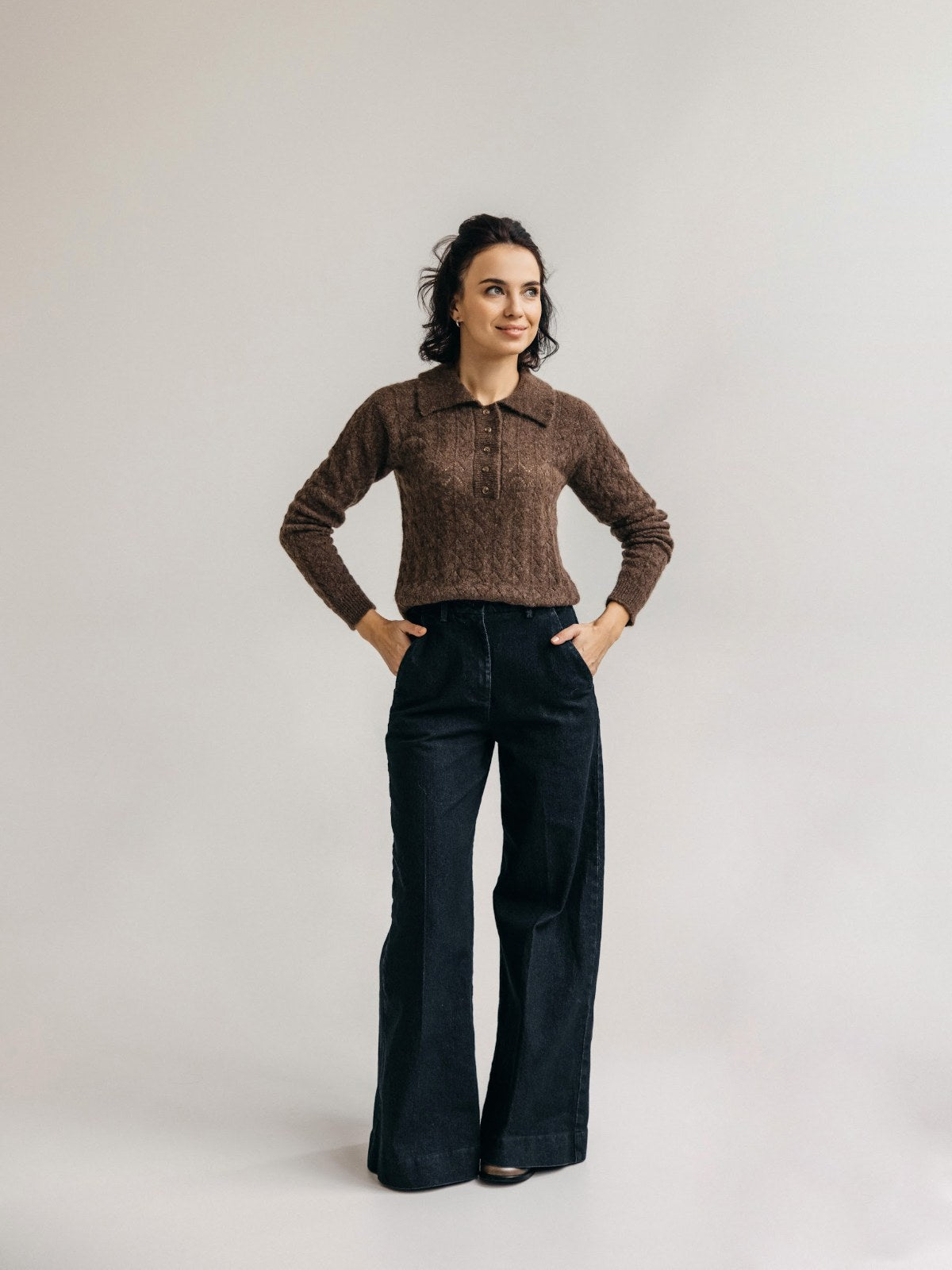 Pull Ima manches longues chocolat porté avec un pantalon large