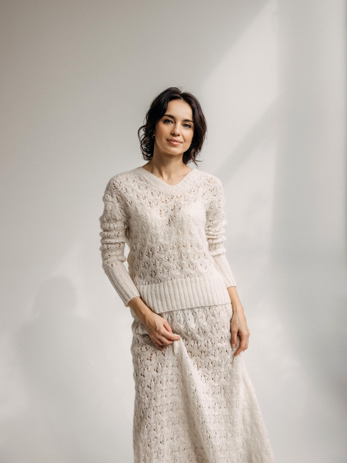 Pull Patricia blanc en baby alpaga, maille ajourée et col V