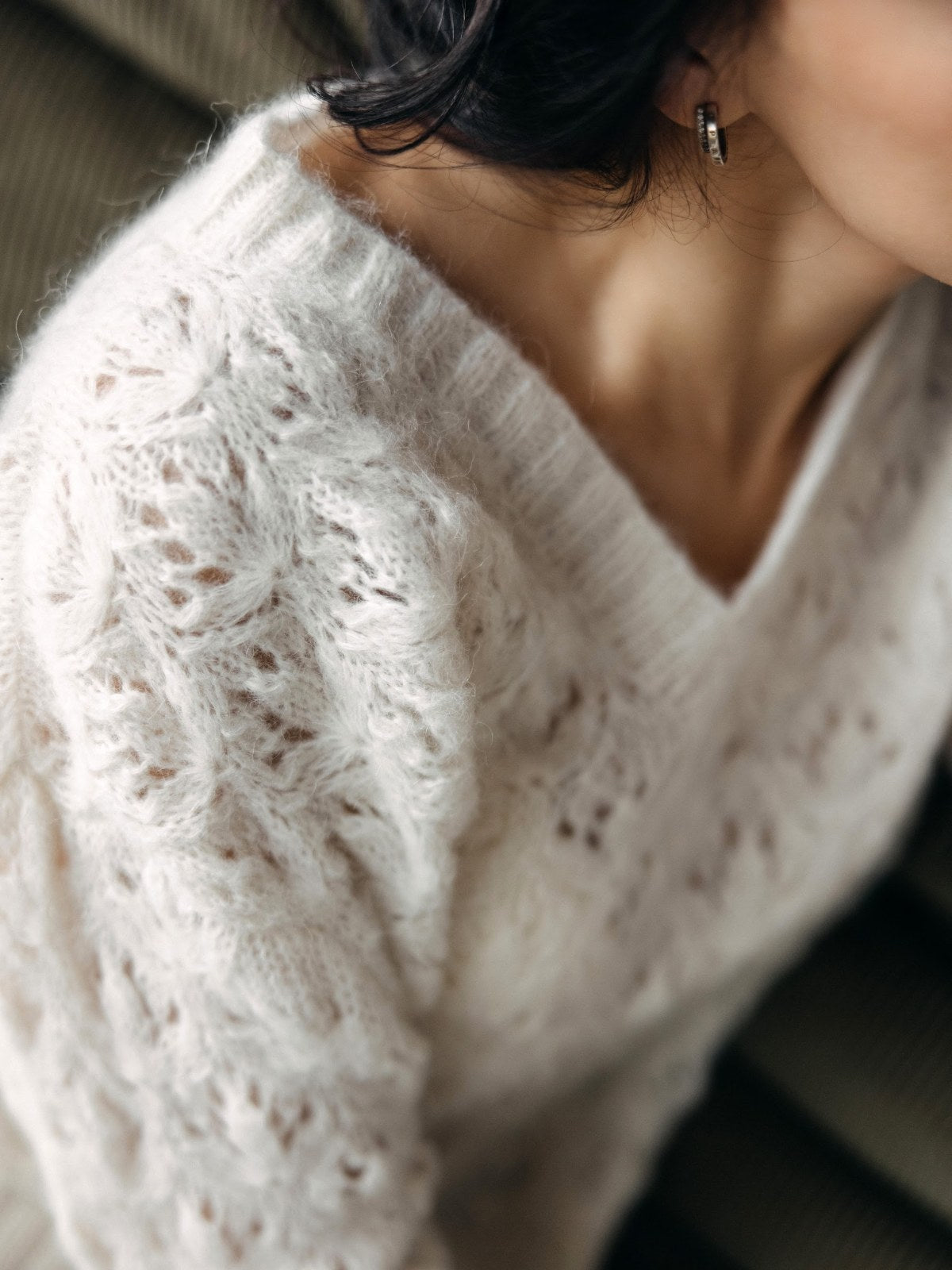 Détail du col V et de la maille ajourée du Pull Patricia blanc