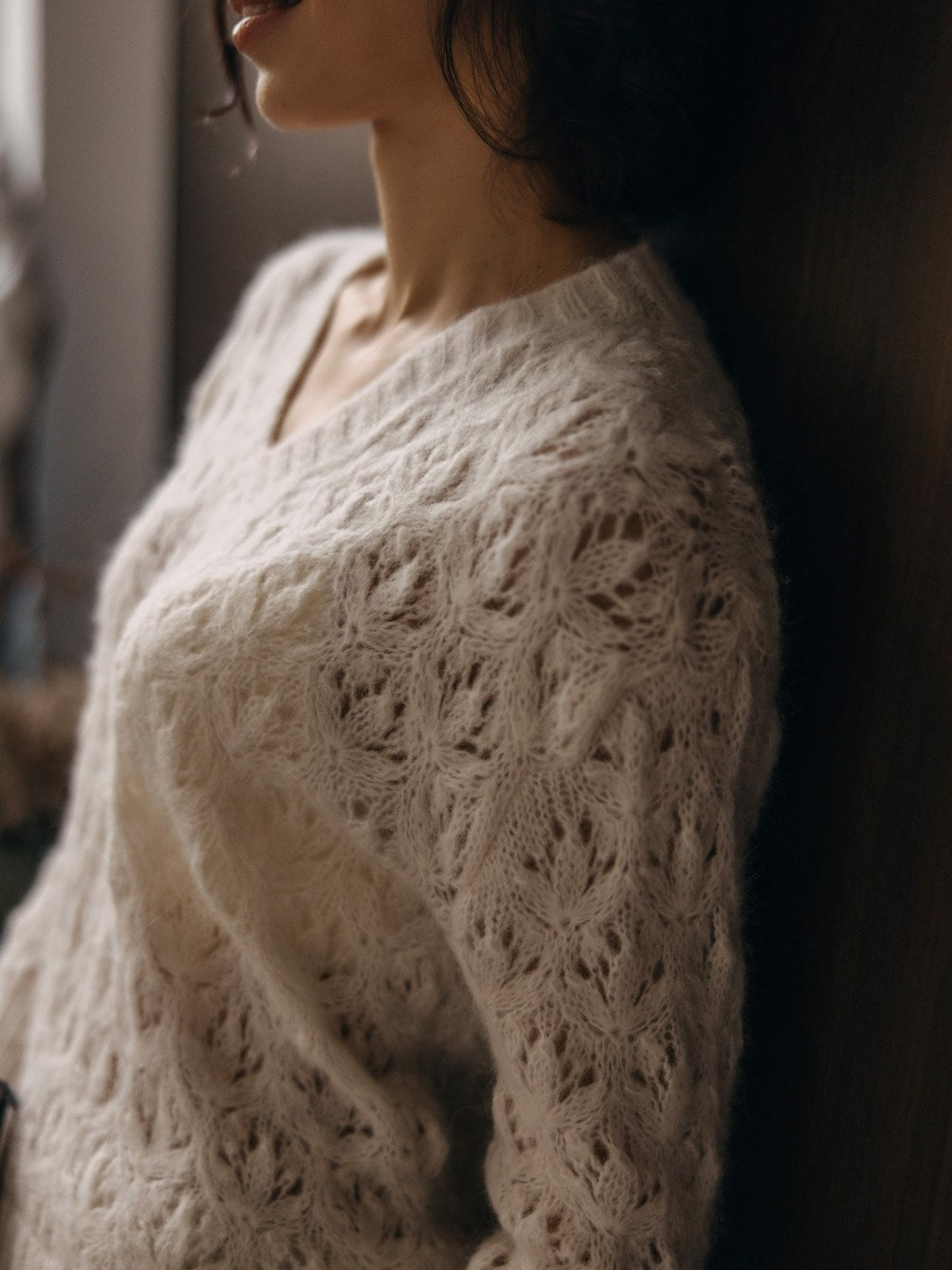 Détail de la maille florale ajourée du Pull Patricia blanc