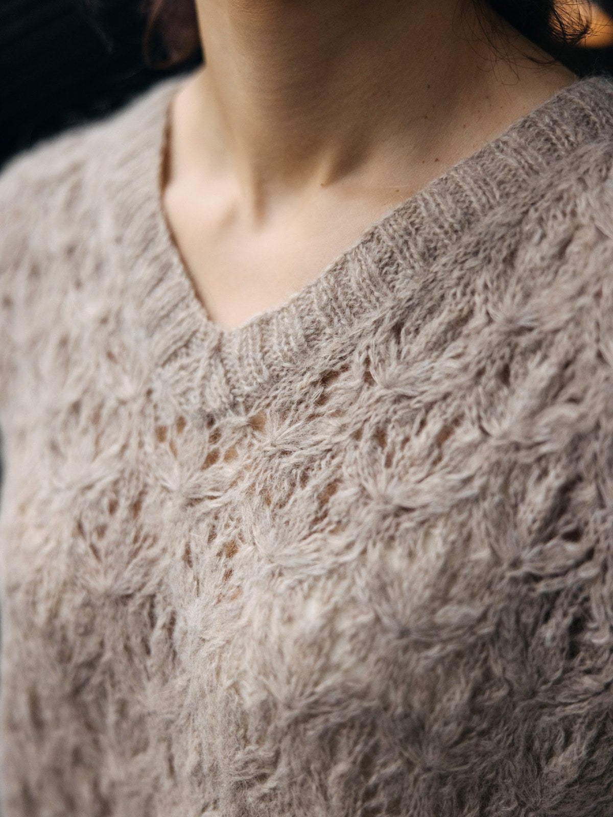 Détail du col V et de la maille ajourée du Pull Patricia marron clair